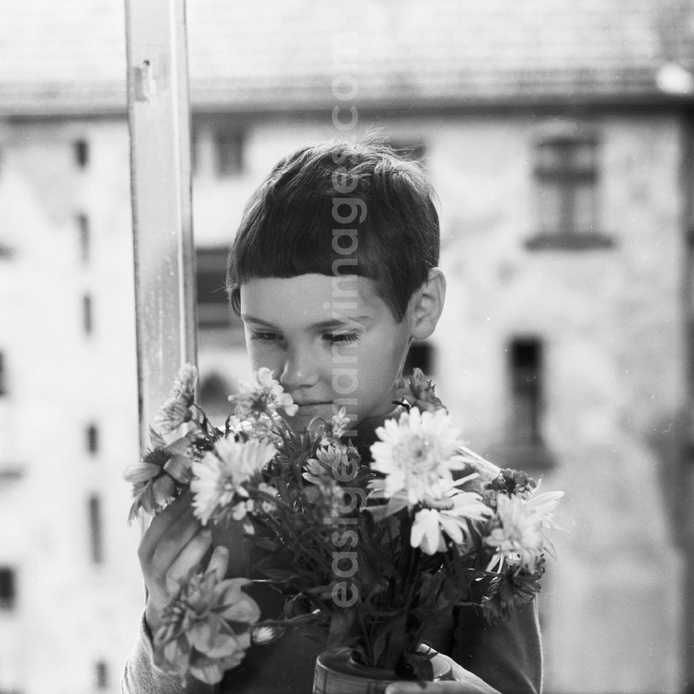 GDR picture archive: Berlin - Girl with a bouquet in Berlin