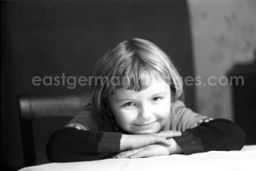 GDR photo archive: Leipzig - Portrait von einem Mädchen, das an einem Tisch sitzt. Sie lächelt in die Kamera. Bestmögliche Qualität nach Vorlage!