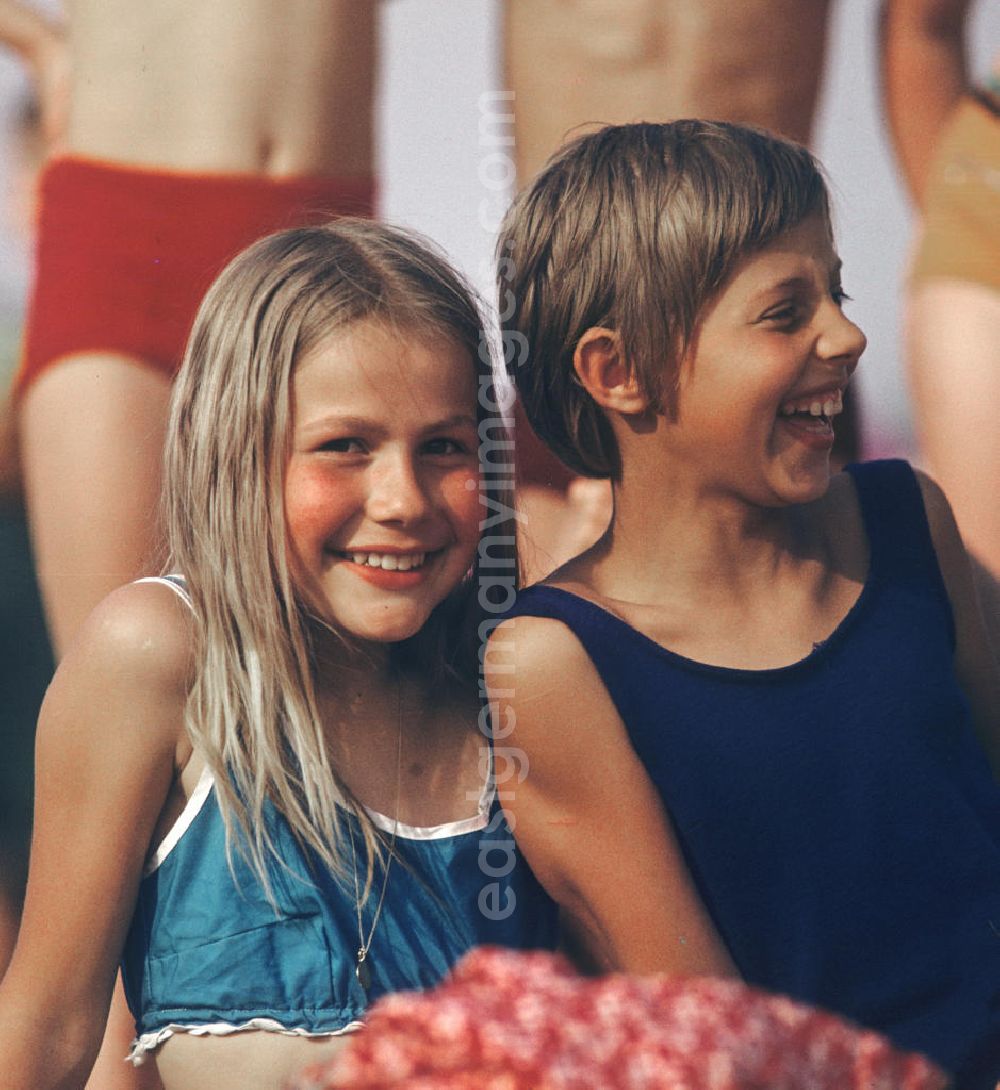 GDR image archive: Berlin - Zwei Mädchen genießen ihre Ferien im Sommer 1971 im Freibad in Berlin Pankow. Viele Kinder und Jugendliche, die nur einen Teil der acht Wochen langen Sommerferien in Ferienlagern und bei ihren Verwandten verbringen konnten, verlebten in Freibädern wie diesen ihre schulfreie Zeit.