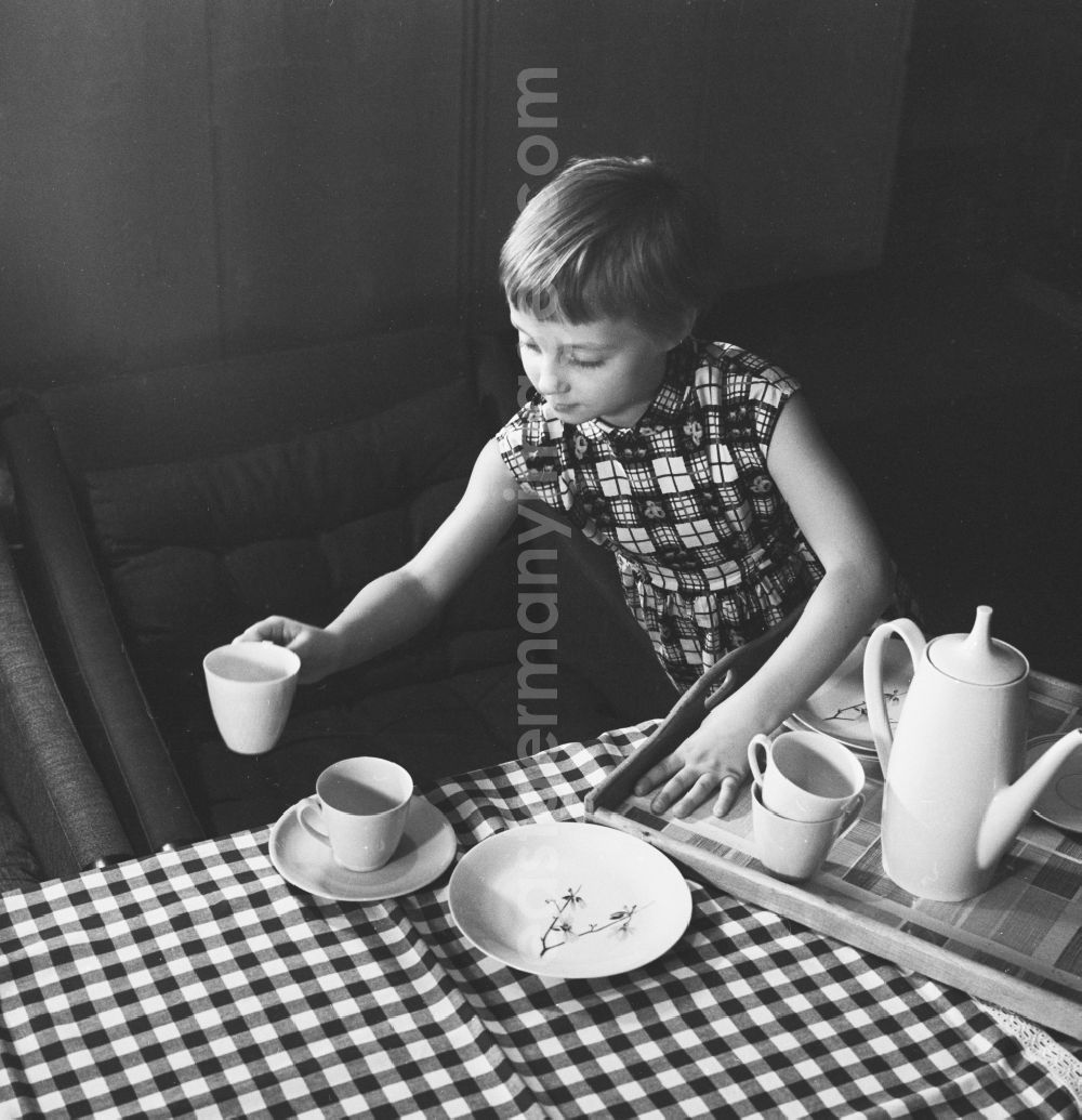 GDR image archive: Berlin - A girl at home while setting the table in Berlin