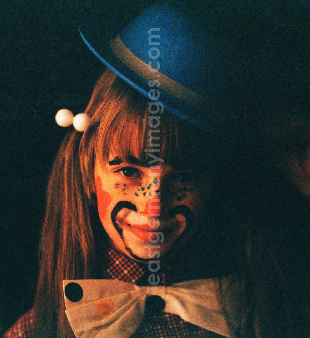 GDR picture archive: Berlin - Girl with hat painted as a clown for carnival in Portrait in Berlin