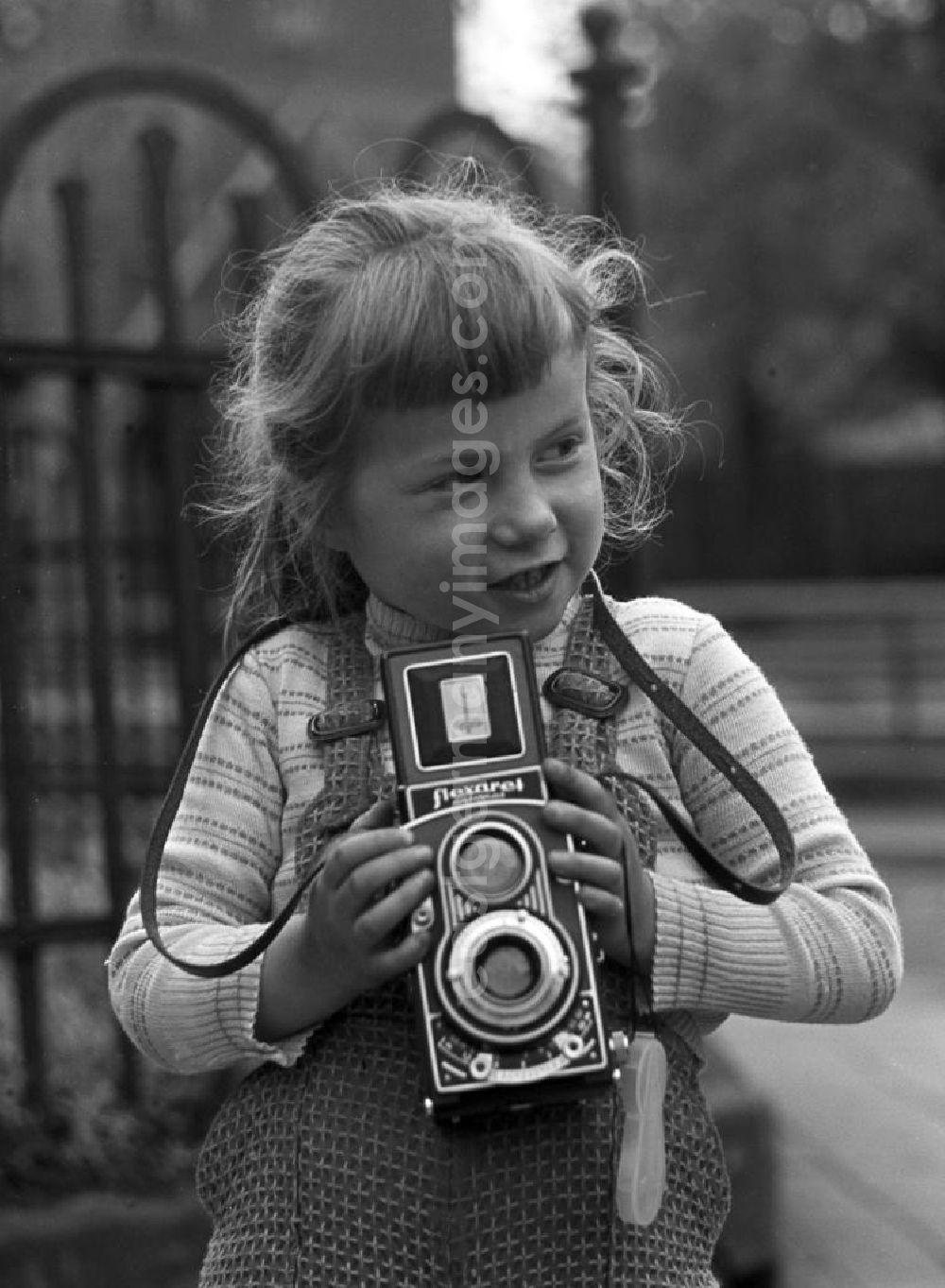 GDR photo archive: Kahla - Ich kann das schon allein! - Stolz hält ein Mädchen eine Flexaret Automat Kamera der Firma Meopta in ihren Händen und versucht sich an den ersten Bildern.