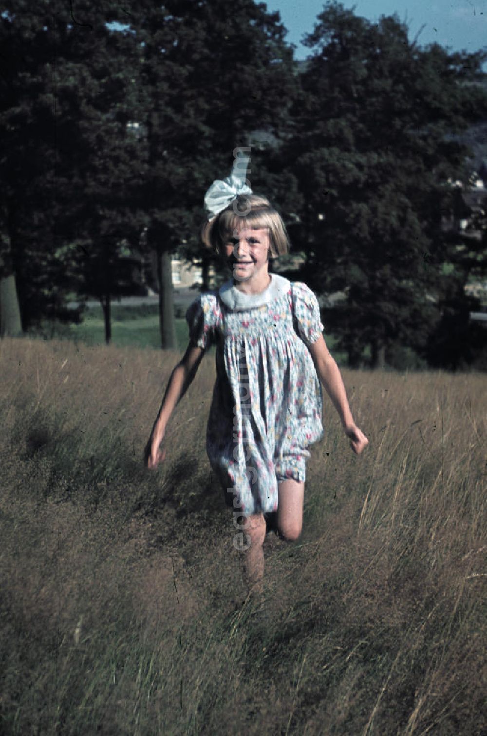 GDR photo archive: Siegen - Ein Mädchen mit Kleid und Schleife im Haar spielt. A girl with a dress is playing.