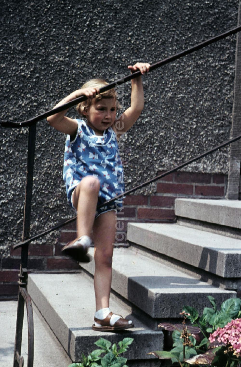 Schkopau: Mädchen klettert am Treppengeländer. Girl climbing on the banister.