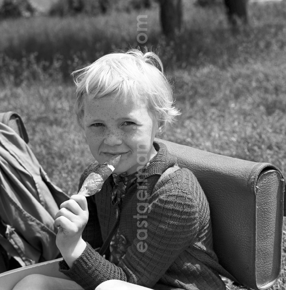 GDR image archive: Berlin - Köpenick - A girl with freckles while eating ice cream in Berlin - Köpenick