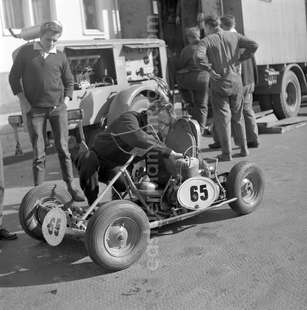 GDR image archive: Magdeburg - Mechatronics screw at a small separation cars in Formula K in Magdeburg