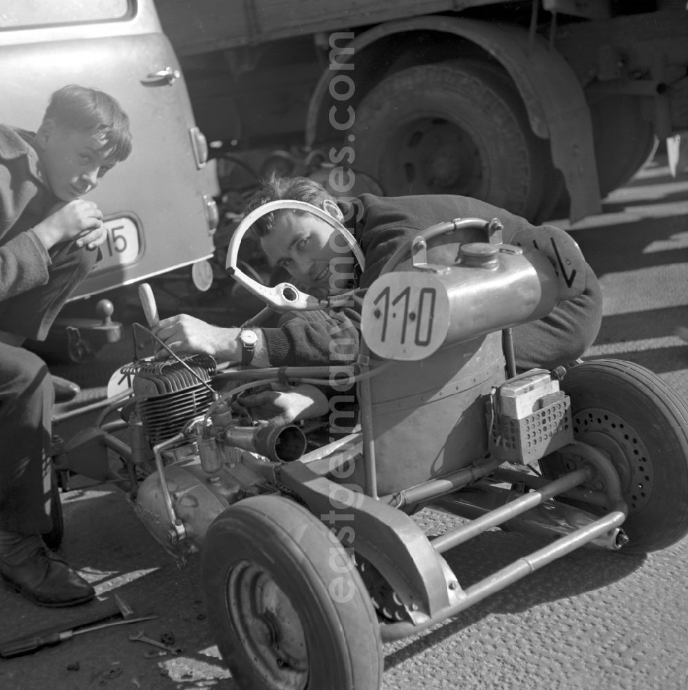 GDR photo archive: Magdeburg - Mechatronics screw at a small separation cars in Formula K in Magdeburg