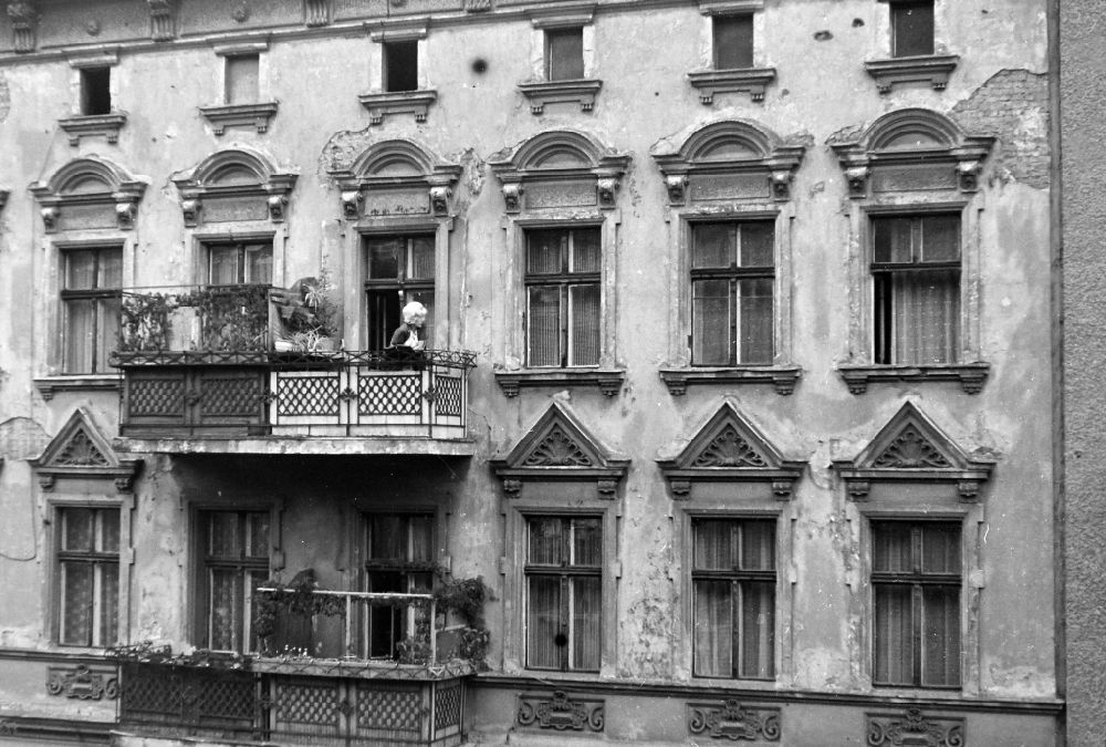 GDR picture archive: Berlin - Street view of an apartment building - building front with balconies on street Florastrasse in Berlin Eastberlin on the territory of the former GDR, German Democratic Republic