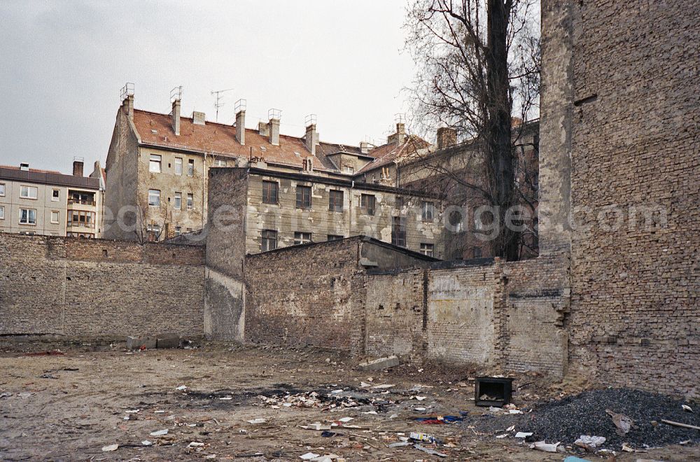 GDR picture archive: Berlin - Street view of an apartment building - building front with exposed gable walls on street Scharnweberstrasse in the district Friedrichshain in Berlin Eastberlin on the territory of the former GDR, German Democratic Republic