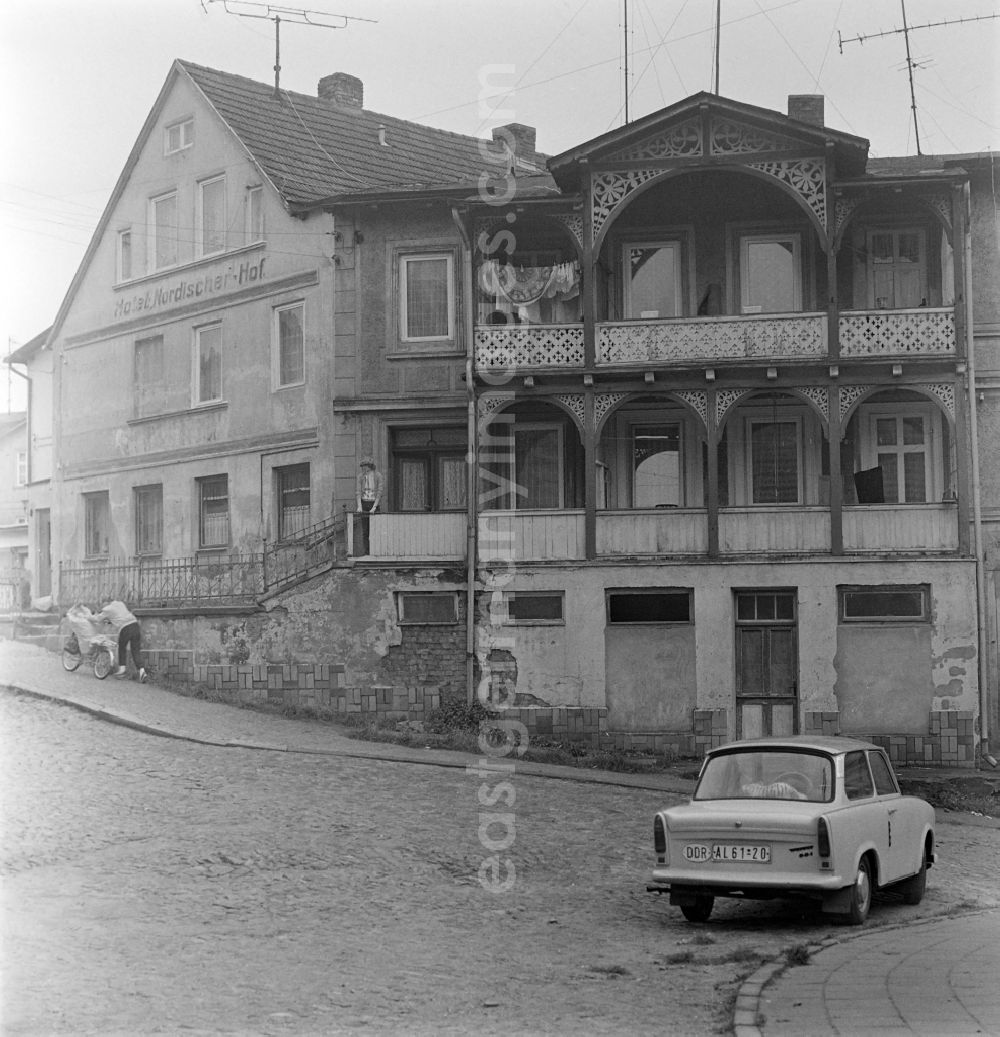 GDR image archive: Sassnitz - Street view of an apartment building - building front on street Hauptstrasse in Sassnitz in the state Mecklenburg-Western Pomerania on the territory of the former GDR, German Democratic Republic