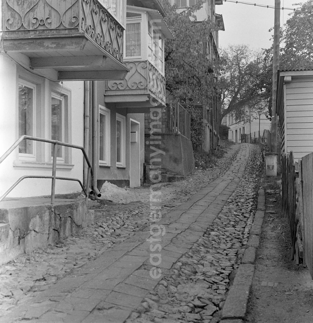 GDR photo archive: Sassnitz - Street view of an apartment building - building front on street Hauptstrasse in Sassnitz in the state Mecklenburg-Western Pomerania on the territory of the former GDR, German Democratic Republic