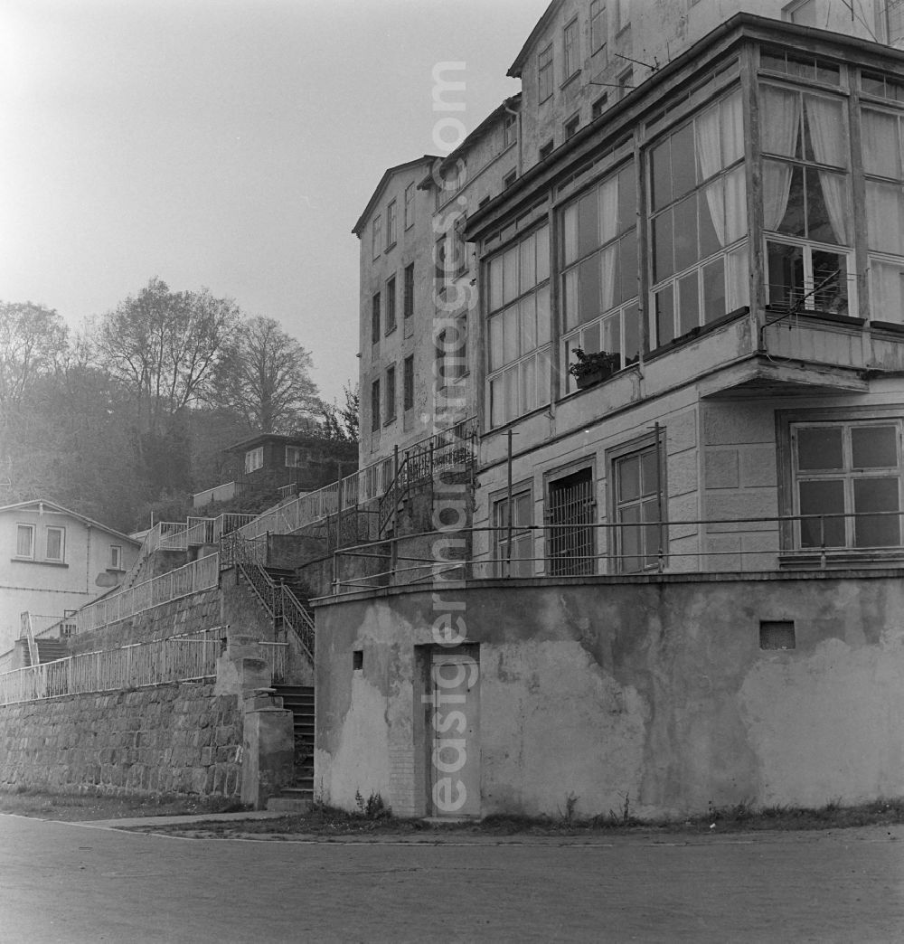GDR image archive: Sassnitz - Street view of an apartment building - building front on street Hauptstrasse in Sassnitz in the state Mecklenburg-Western Pomerania on the territory of the former GDR, German Democratic Republic