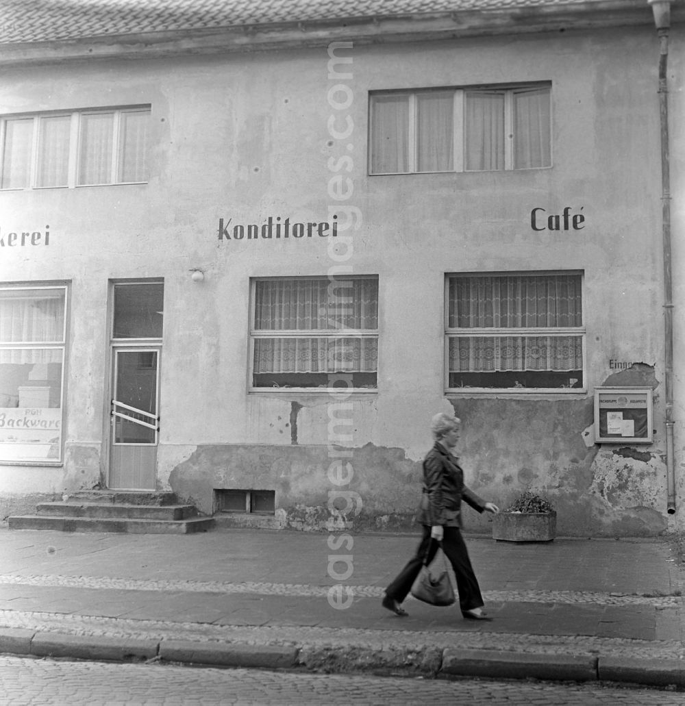 GDR photo archive: Sassnitz - Street view of an apartment building - building front on street Hauptstrasse in Sassnitz in the state Mecklenburg-Western Pomerania on the territory of the former GDR, German Democratic Republic
