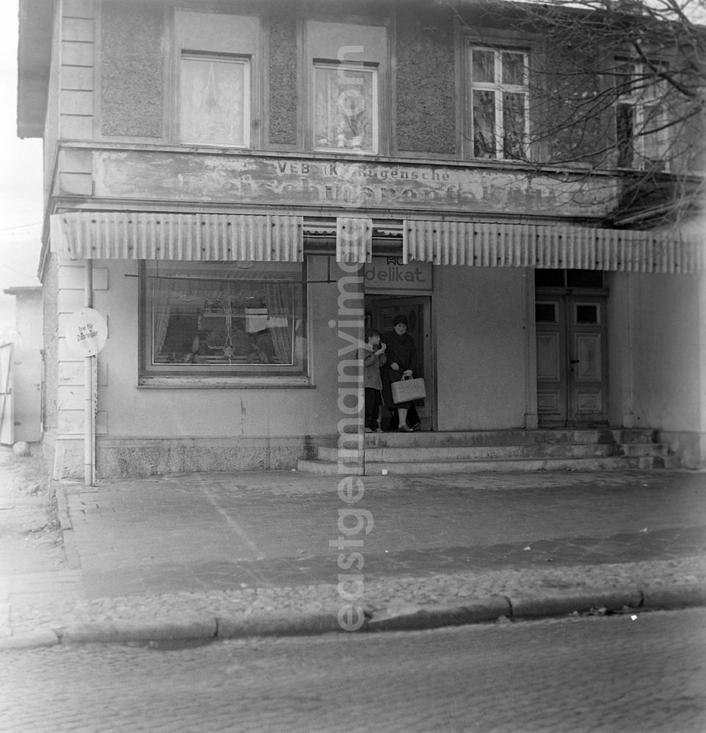 GDR picture archive: Sassnitz - Street view of an apartment building - building front on street Hauptstrasse in Sassnitz in the state Mecklenburg-Western Pomerania on the territory of the former GDR, German Democratic Republic