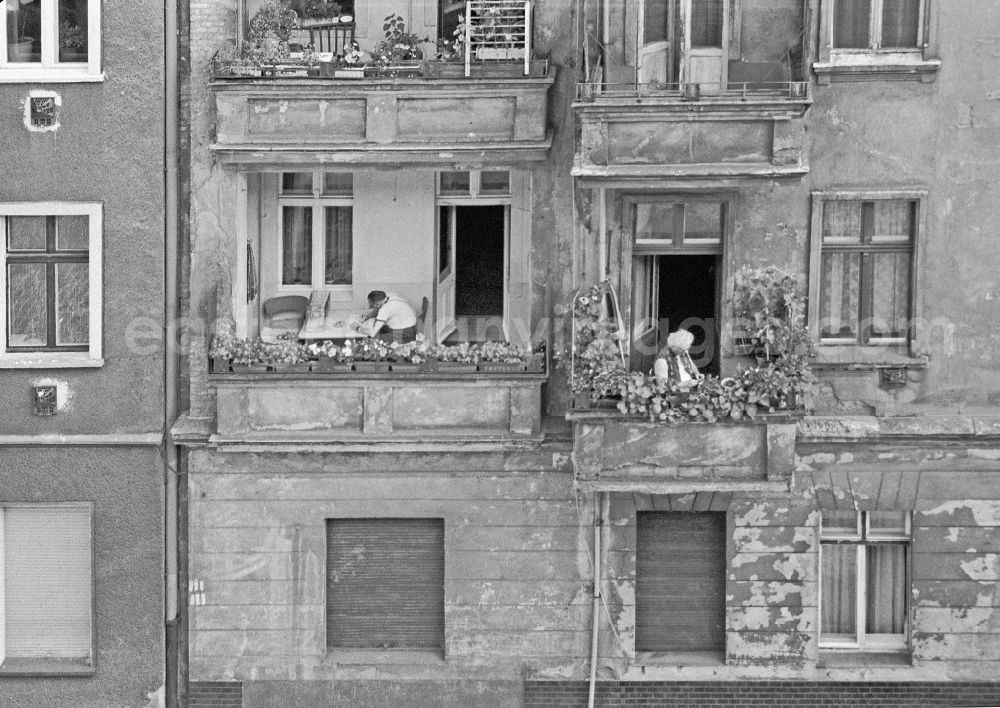 GDR photo archive: Berlin - Street view of an apartment building - building front on street Weserstrasse in the district Friedrichshain in Berlin Eastberlin on the territory of the former GDR, German Democratic Republic