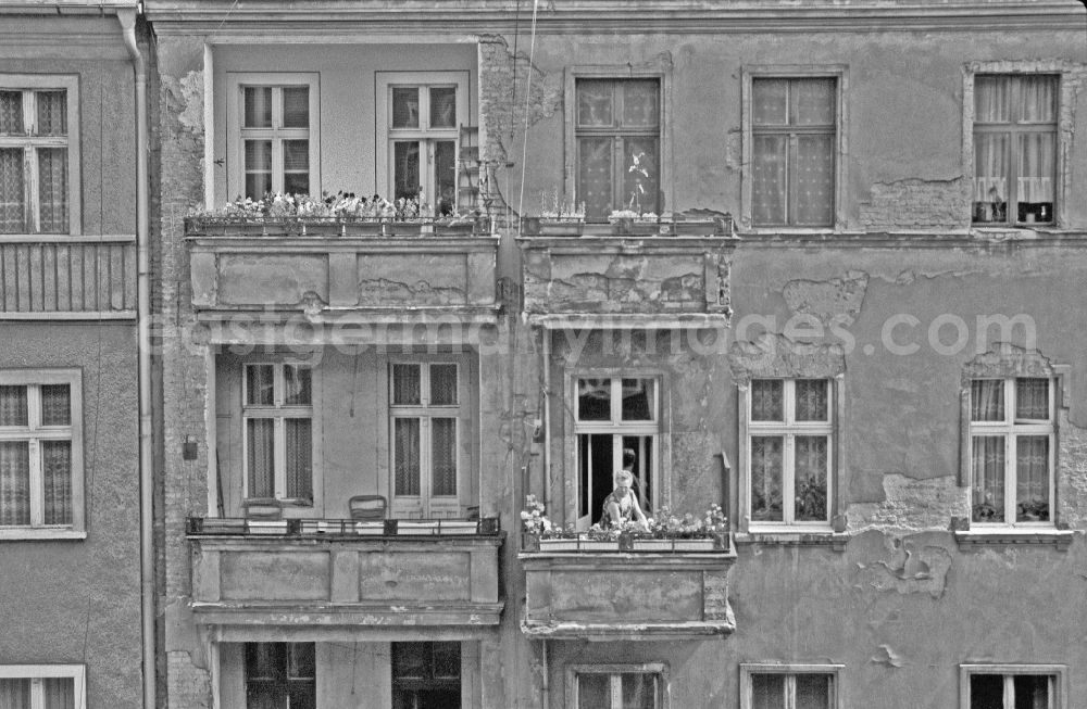 GDR picture archive: Berlin - Street view of an apartment building - building front on street Weserstrasse in the district Friedrichshain in Berlin Eastberlin on the territory of the former GDR, German Democratic Republic