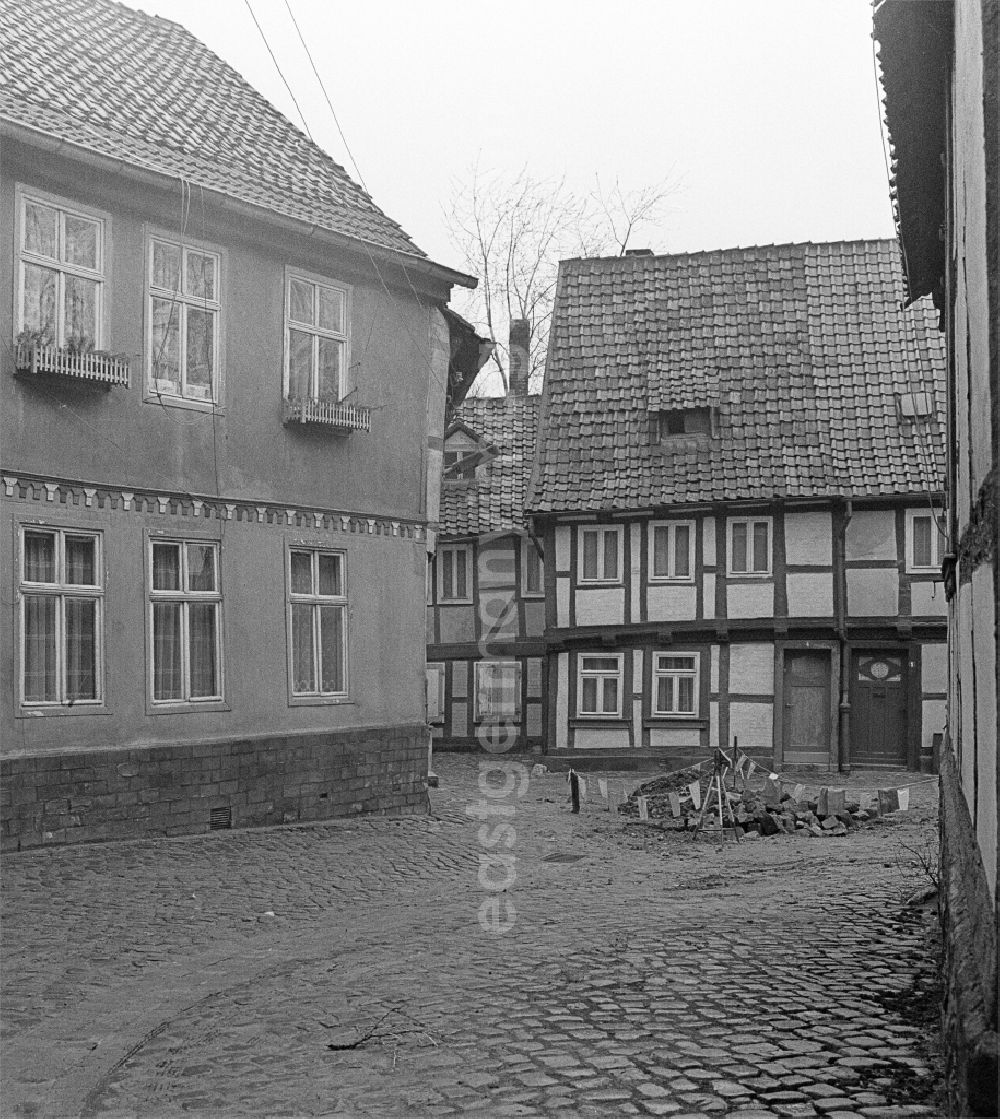 GDR picture archive: Halberstadt - Street view of an apartment building - building front Der Steinhoff in Halberstadt in the state Saxony-Anhalt on the territory of the former GDR, German Democratic Republic