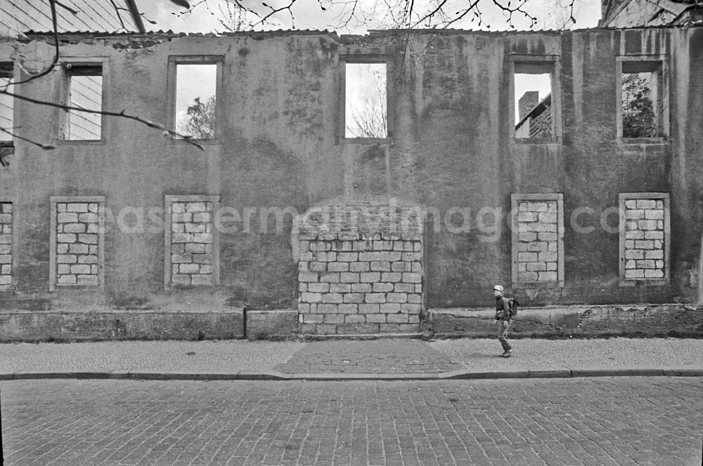 GDR image archive: Halberstadt - Ruins of the rest of the facade and roof construction of an apartment building with remains of the facade in Halberstadt, Saxony-Anhalt on the territory of the former GDR, German Democratic Republic