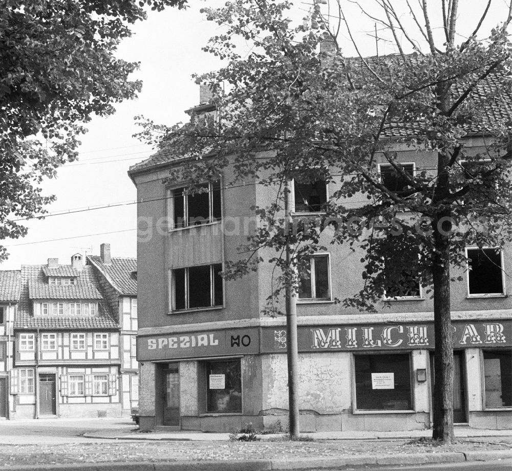 GDR picture archive: Halberstadt - Ruins of the rest of the facade and roof construction of an apartment building Johannesbrunnen - Bei den Spritzen in Halberstadt in the state Saxony-Anhalt on the territory of the former GDR, German Democratic Republic