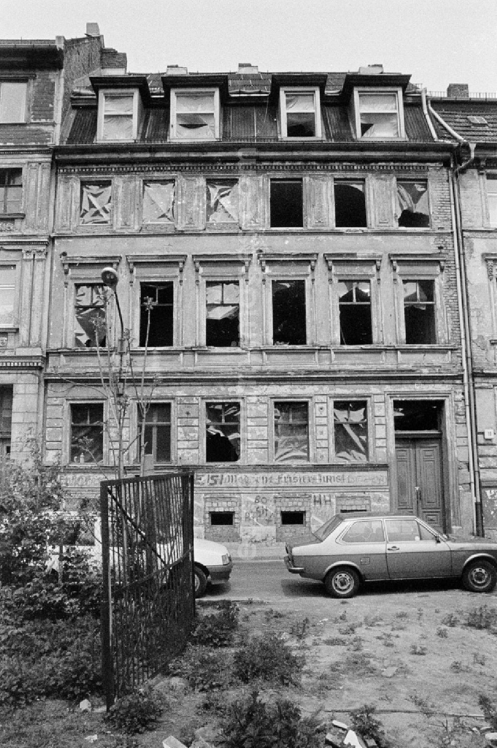 GDR picture archive: Berlin - Ruins Remainder of the facade with old advertising inscriptions and roof structure of an apartment building in the Scheunenviertel on Steinstrasse in Berlin East Berlin in the area of the former GDR, German Democratic Republic