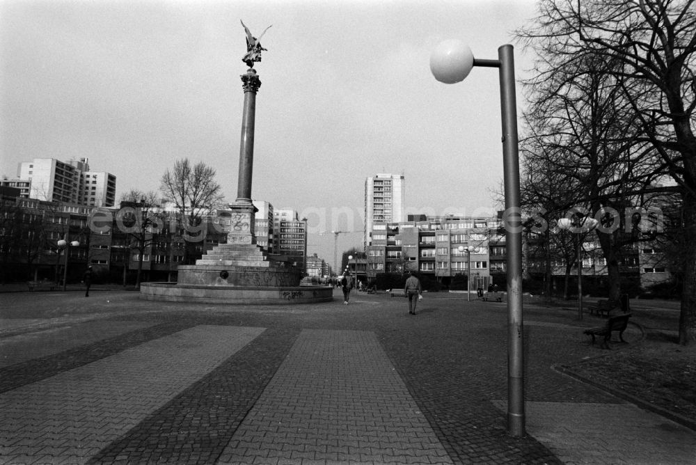 GDR picture archive: Berlin - View of the Mehringplatz with Friedenssaeule (Peace column with a Statue of Victoria) in Berlin - Kreuzberg