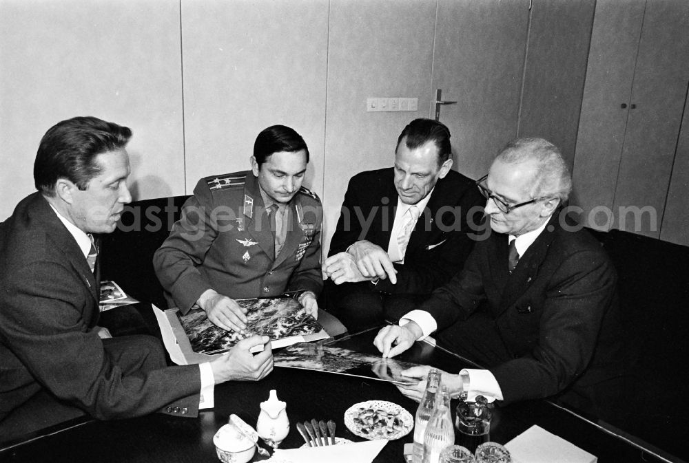 GDR image archive: Berlin - Meeting, discussion and exchange of views between Erich Honecker and cosmonauts Dr. Waleri Bykowski and Dipl.-Ing. Wladimir Axjonow in Berlin, the former capital of the GDR, German Democratic Republic