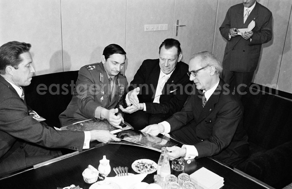 GDR image archive: Berlin - Meeting, discussion and exchange of views between Erich Honecker and cosmonauts Dr. Waleri Bykowski and Dipl.-Ing. Wladimir Axjonow in Berlin, the former capital of the GDR, German Democratic Republic