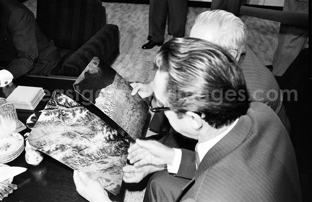 GDR picture archive: Berlin - Meeting, discussion and exchange of views between Erich Honecker and cosmonauts Dr. Waleri Bykowski and Dipl.-Ing. Wladimir Axjonow in Berlin, the former capital of the GDR, German Democratic Republic