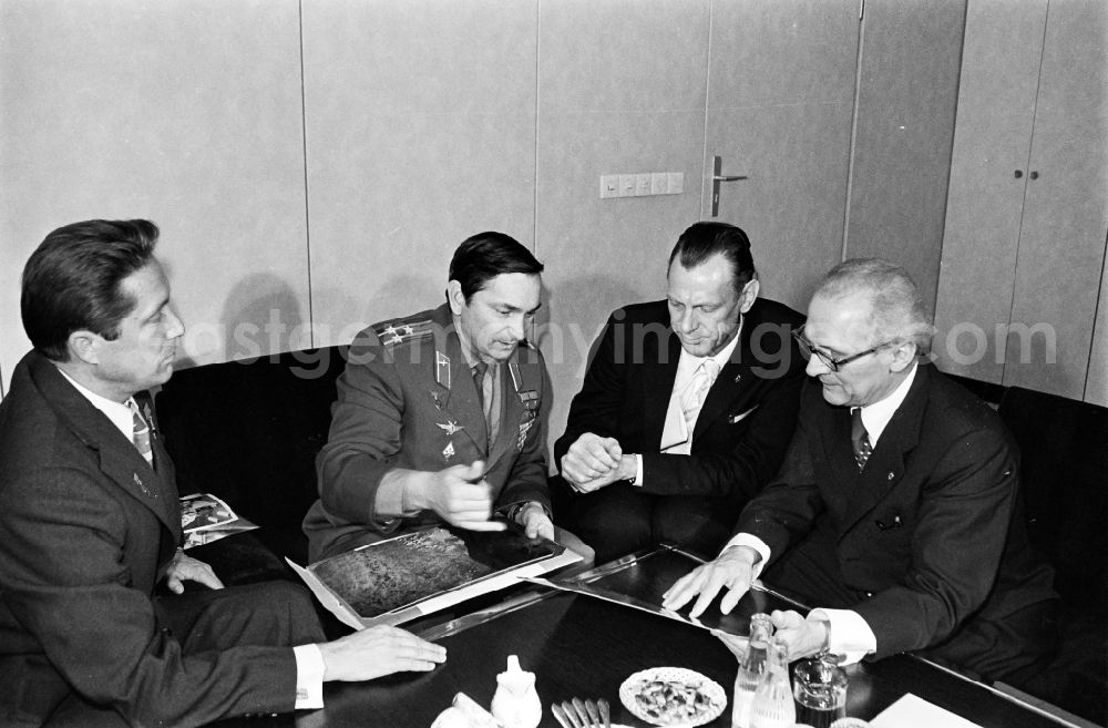 Berlin: Meeting, discussion and exchange of views between Erich Honecker and cosmonauts Dr. Waleri Bykowski and Dipl.-Ing. Wladimir Axjonow in Berlin, the former capital of the GDR, German Democratic Republic