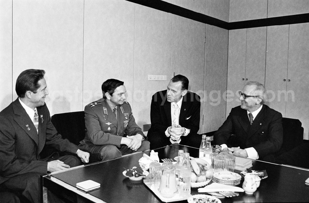 GDR photo archive: Berlin - Meeting, discussion and exchange of views between Erich Honecker and cosmonauts Dr. Waleri Bykowski and Dipl.-Ing. Wladimir Axjonow in Berlin, the former capital of the GDR, German Democratic Republic
