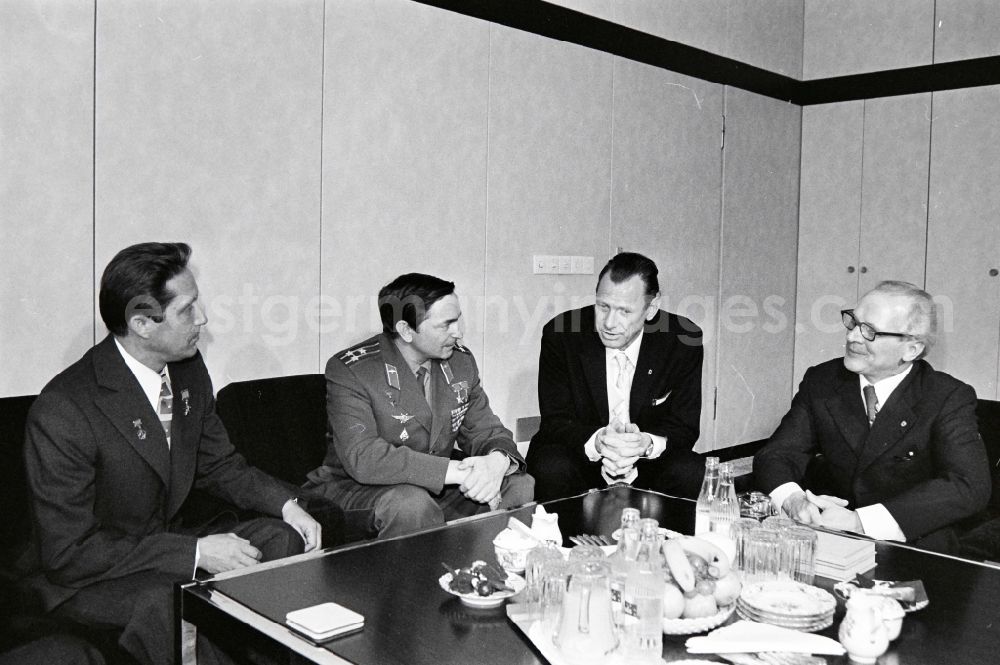 Berlin: Meeting, discussion and exchange of views between Erich Honecker and cosmonauts Dr. Waleri Bykowski and Dipl.-Ing. Wladimir Axjonow in Berlin, the former capital of the GDR, German Democratic Republic