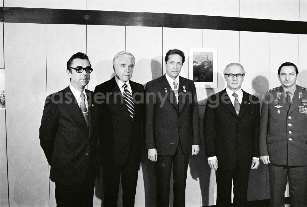 GDR photo archive: Berlin - Meeting, discussion and exchange of views between Erich Honecker and cosmonauts Dr. Waleri Bykowski and Dipl.-Ing. Wladimir Axjonow in Berlin, the former capital of the GDR, German Democratic Republic