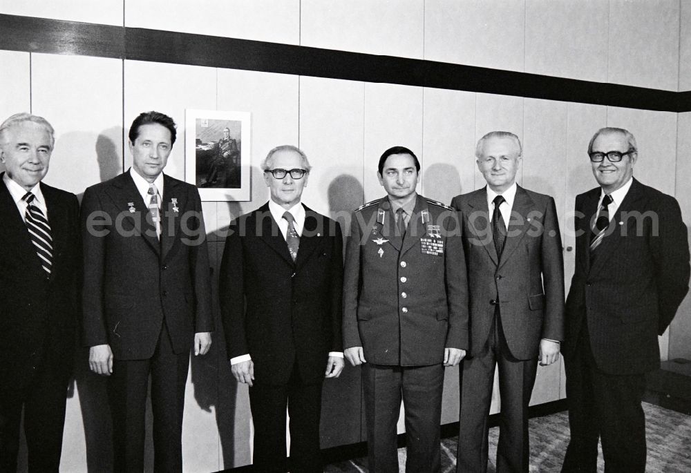 GDR picture archive: Berlin - Meeting, discussion and exchange of views between Erich Honecker and cosmonauts Dr. Waleri Bykowski and Dipl.-Ing. Wladimir Axjonow in Berlin, the former capital of the GDR, German Democratic Republic
