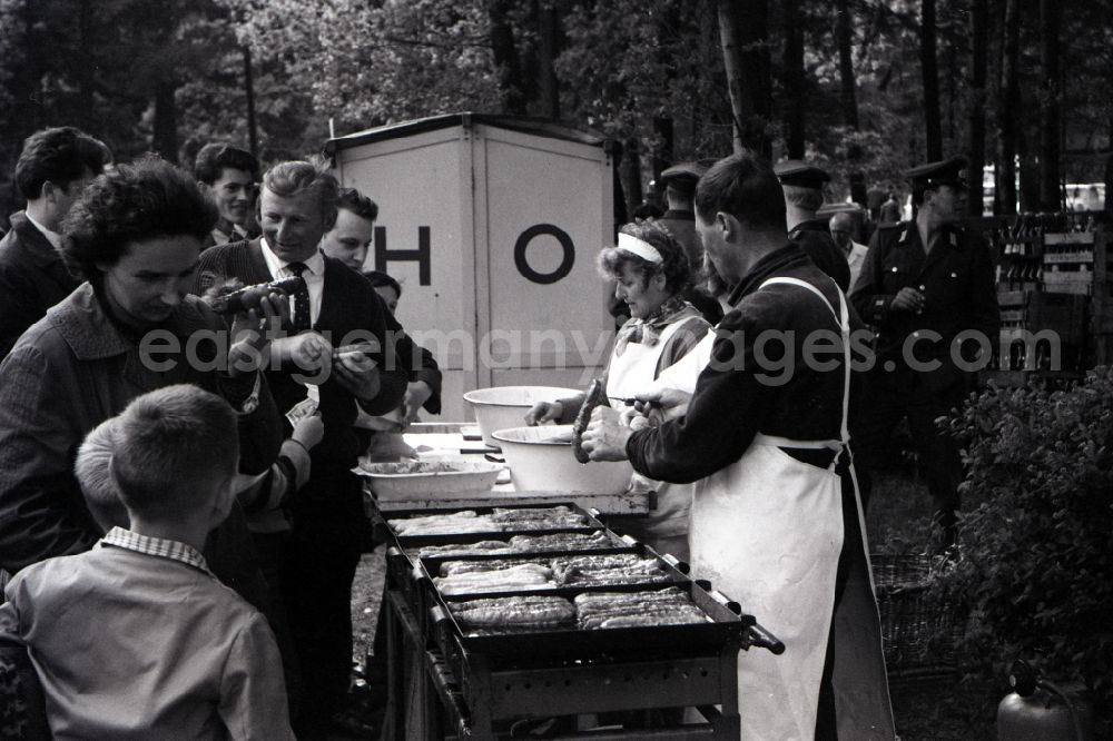 Gotha: Sale of thuringian rostbratwurst at an HO bratwurst stand in Gotha in the state Thuringia on the territory of the former GDR, German Democratic Republic