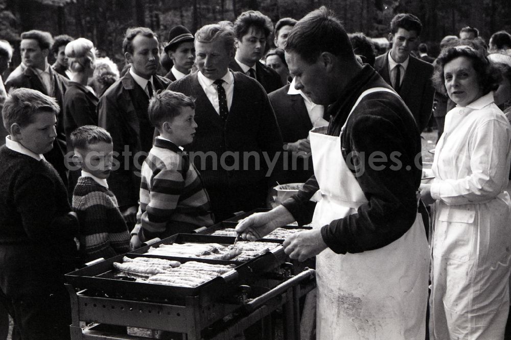 GDR image archive: Gotha - Sale of thuringian rostbratwurst at an HO bratwurst stand in Gotha in the state Thuringia on the territory of the former GDR, German Democratic Republic