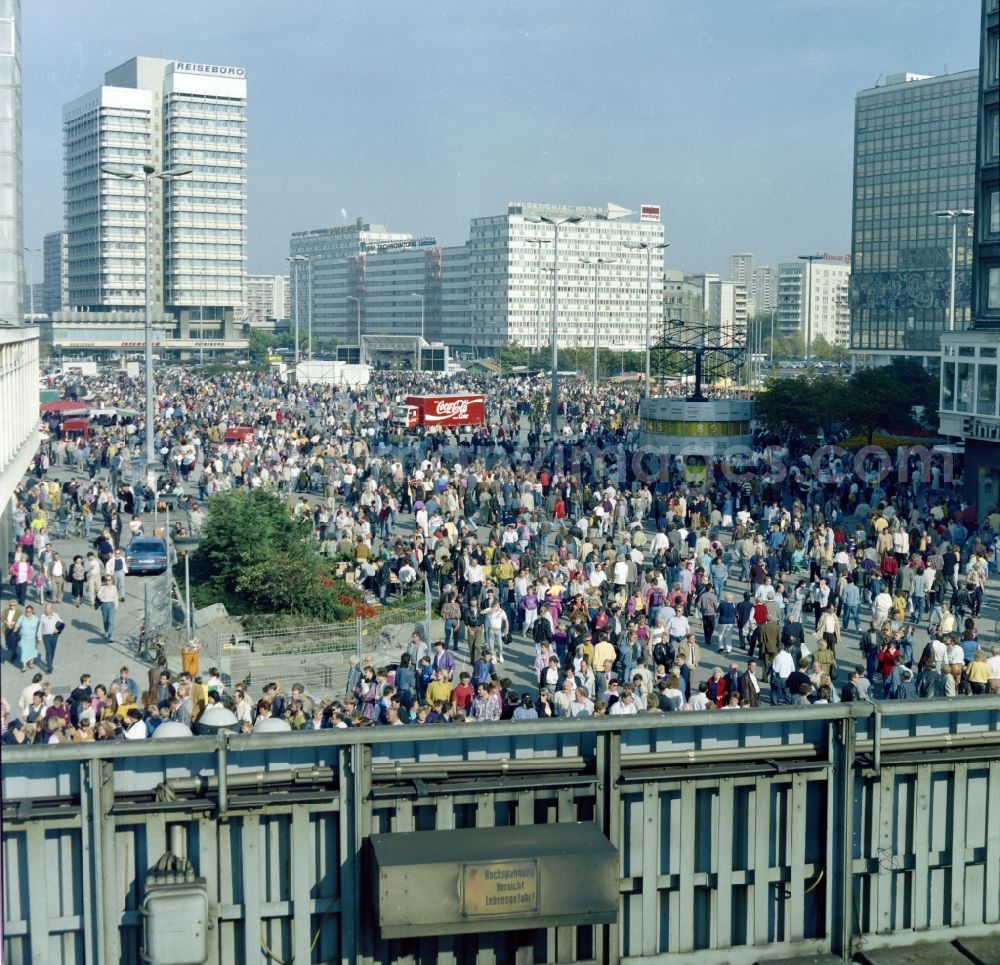 GDR image archive: Berlin - People celebrate the German Unity Day on the Alexanderplatz in Berlin - Mitte