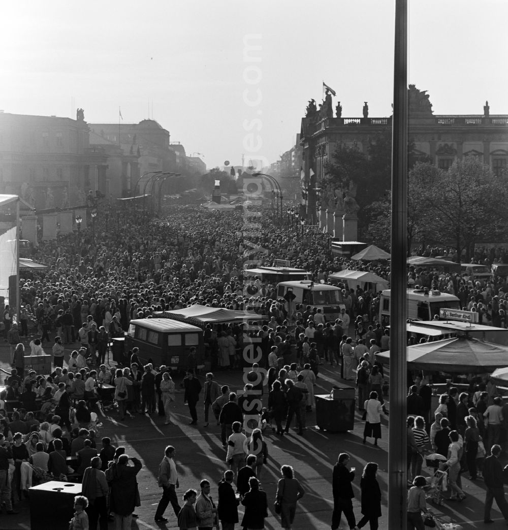 GDR picture archive: Berlin - People celebrate the German Unity Day on the Street Unter den Linden in Berlin - Mitte