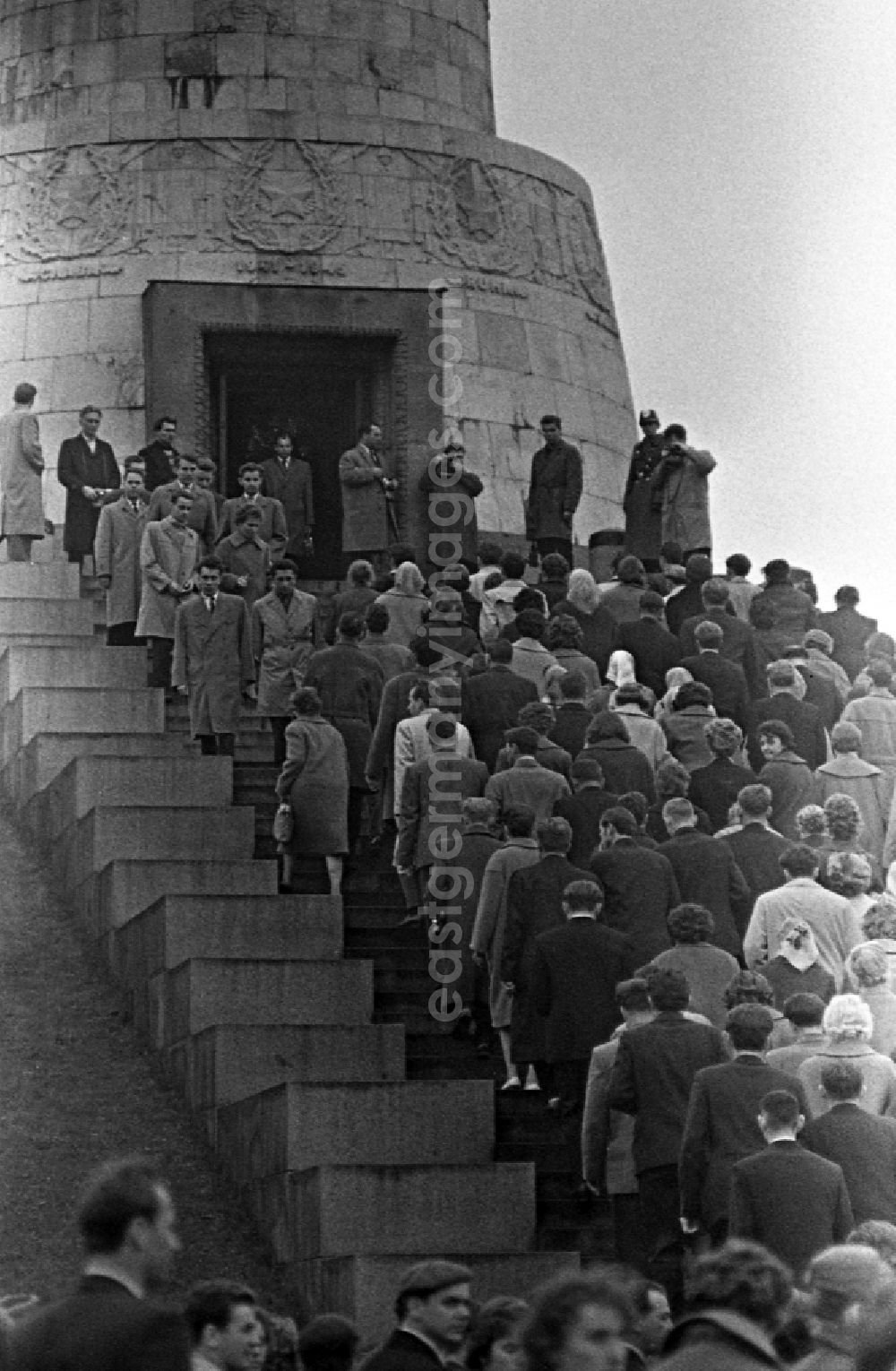 GDR image archive: Berlin - People commemorate liberation day at the soviet memorial in Treptow Park in Berlin Eastberlin on the territory of the former GDR, German Democratic Republic