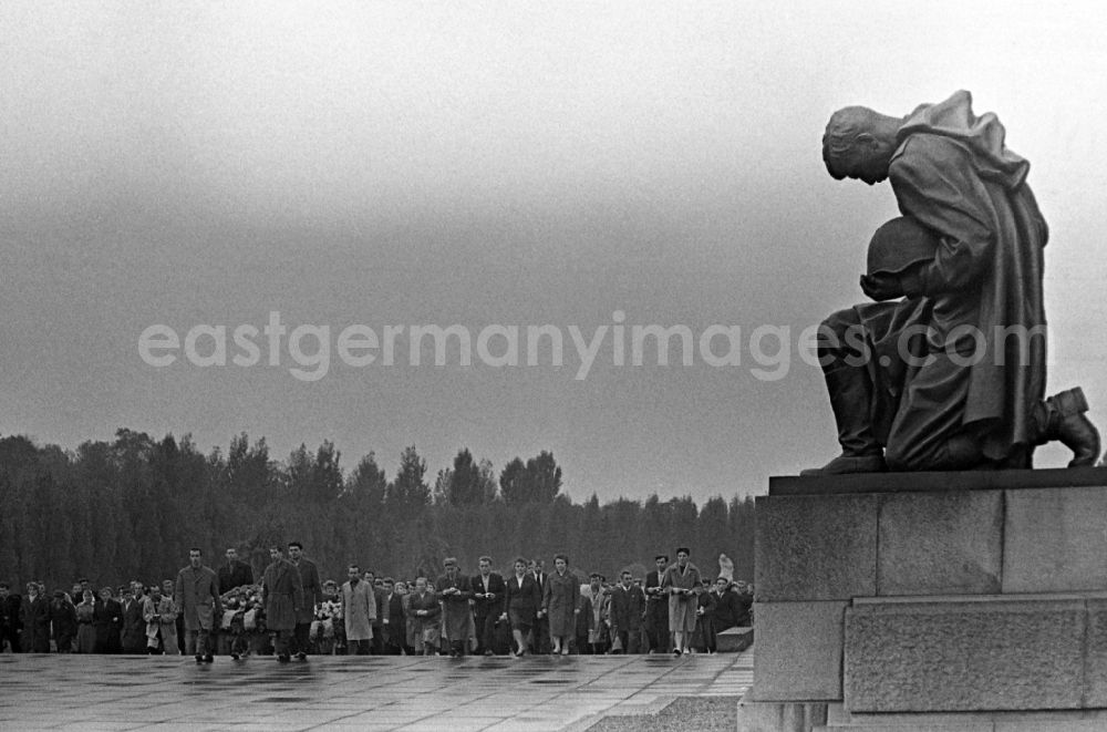 GDR photo archive: Berlin - People commemorate liberation day at the soviet memorial in Treptow Park in Berlin Eastberlin on the territory of the former GDR, German Democratic Republic