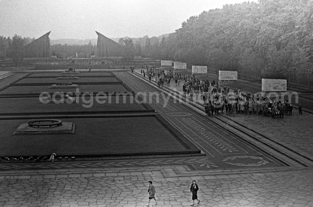 Berlin: People commemorate liberation day at the soviet memorial in Treptow Park in Berlin Eastberlin on the territory of the former GDR, German Democratic Republic