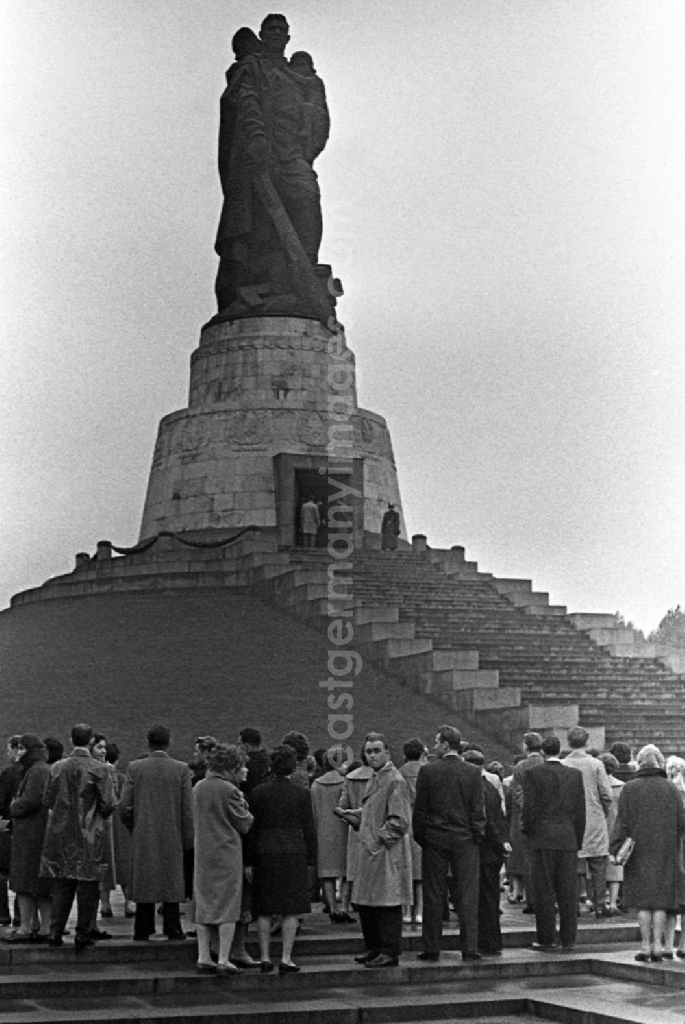 GDR picture archive: Berlin - People commemorate liberation day at the soviet memorial in Treptow Park in Berlin Eastberlin on the territory of the former GDR, German Democratic Republic