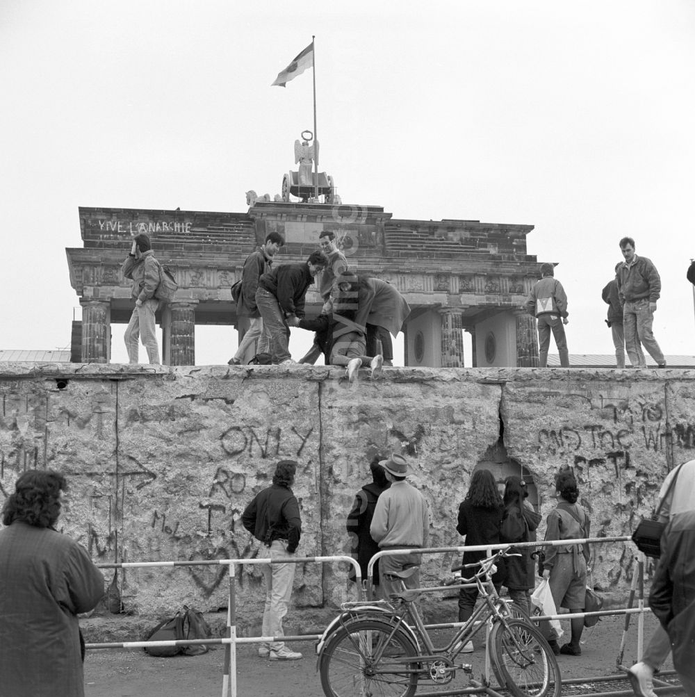 GDR image archive: Berlin - People climbing on the Wall at Brandenburg Gate in Berlin