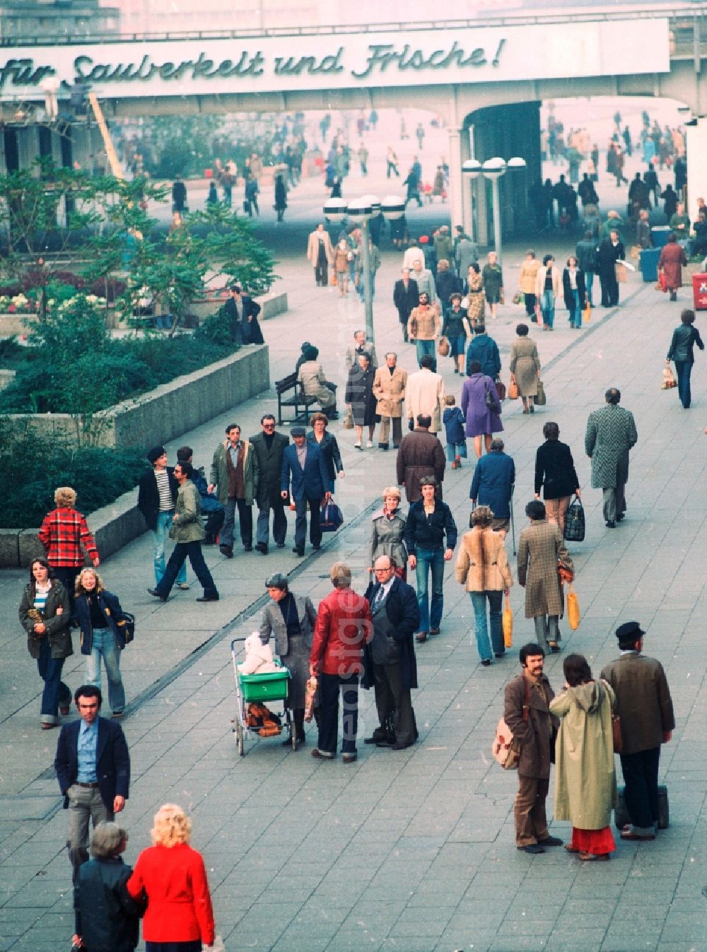 GDR photo archive: Berlin - People on the Rathauspassage, Alexpassage at Alexanderplatz in Berlin