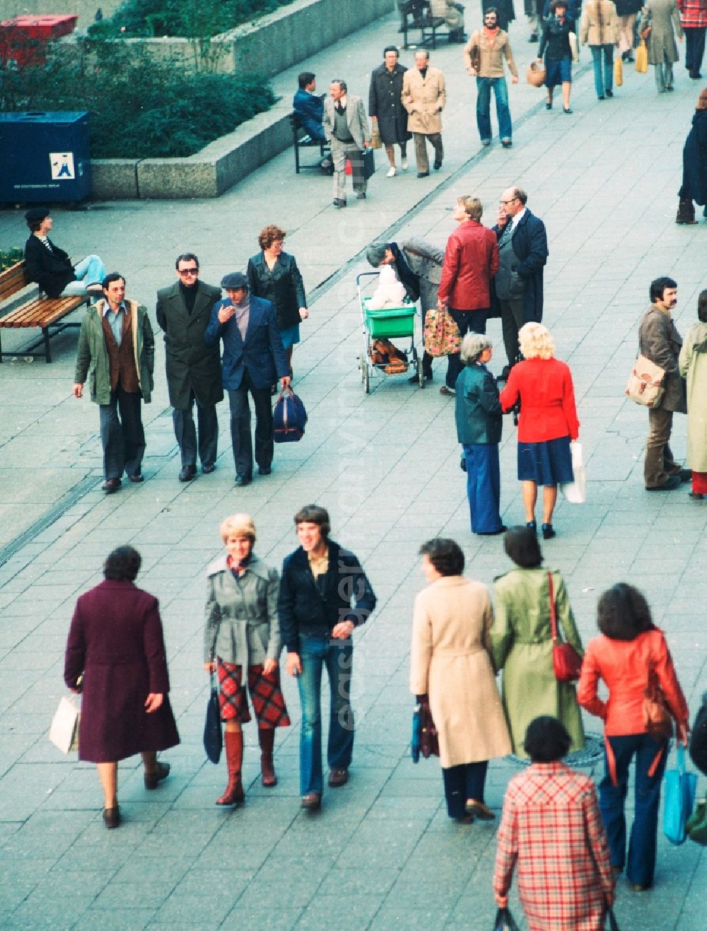 GDR picture archive: Berlin - People on the Rathauspassage, Alexpassage at Alexanderplatz in Berlin