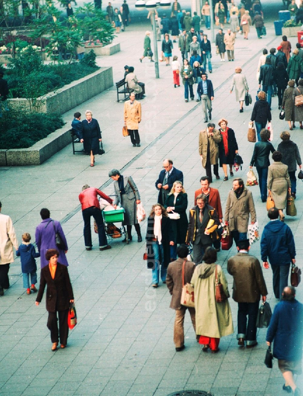 GDR image archive: Berlin - People on the Rathauspassage, Alexpassage at Alexanderplatz in Berlin