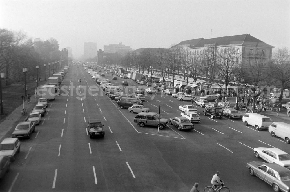 GDR picture archive: Berlin - Shortly after the fall of the Berlin Wall, people from the Eastside and the Westside are walking along the road Strasse des 17. Juni in West Berlin