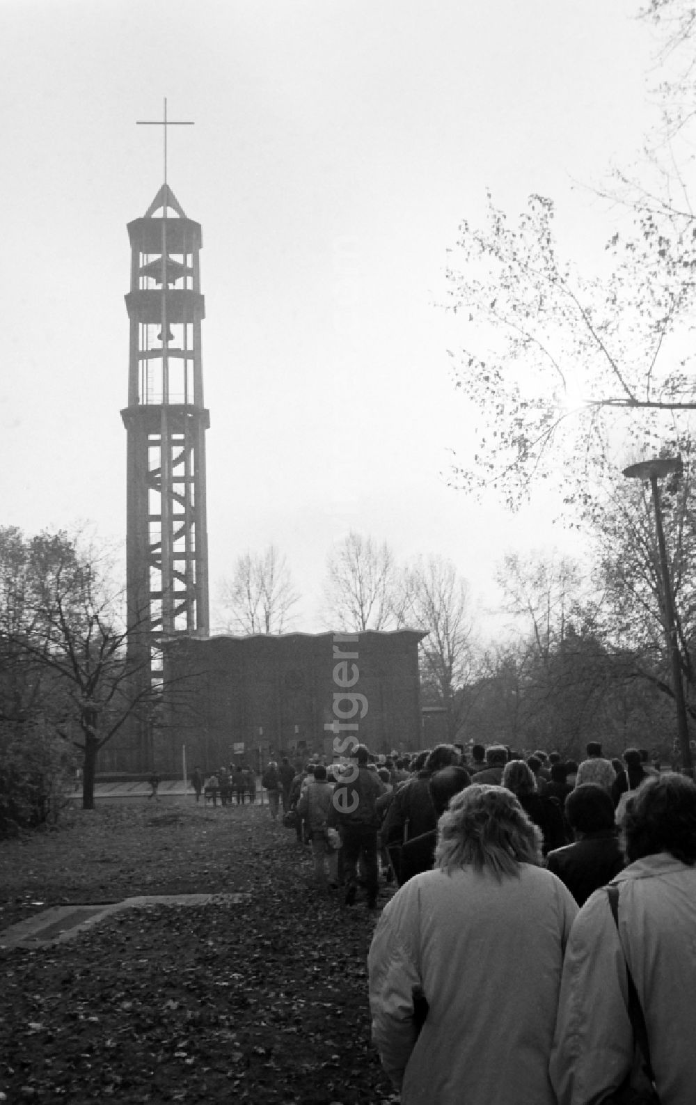Berlin: People from the Westside and the Eastside are out and about in West Berlin shortly after the fall of the Berlin Wall, here at the Kaiser Friedrich Memorial Church in Berlin-Tiergarten