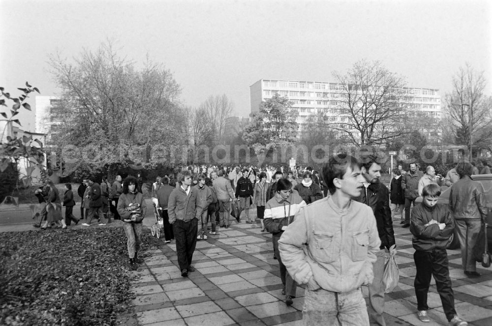 GDR image archive: Berlin - People from the Westside and the Eastside are out and about in West Berlin shortly after the fall of the Berlin Wall