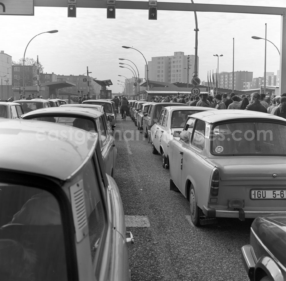 GDR image archive: Berlin - Friedrichshain - Crowds in front of the border crossing at Heinrich-Heine-Straße in Berlin - Friedrichshain
