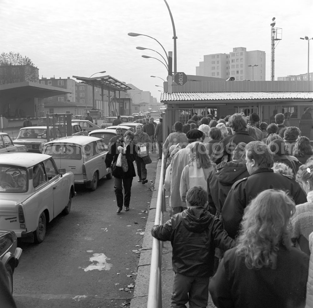 GDR photo archive: Berlin - Friedrichshain - Crowds in front of the border crossing at Heinrich-Heine-Straße in Berlin - Friedrichshain